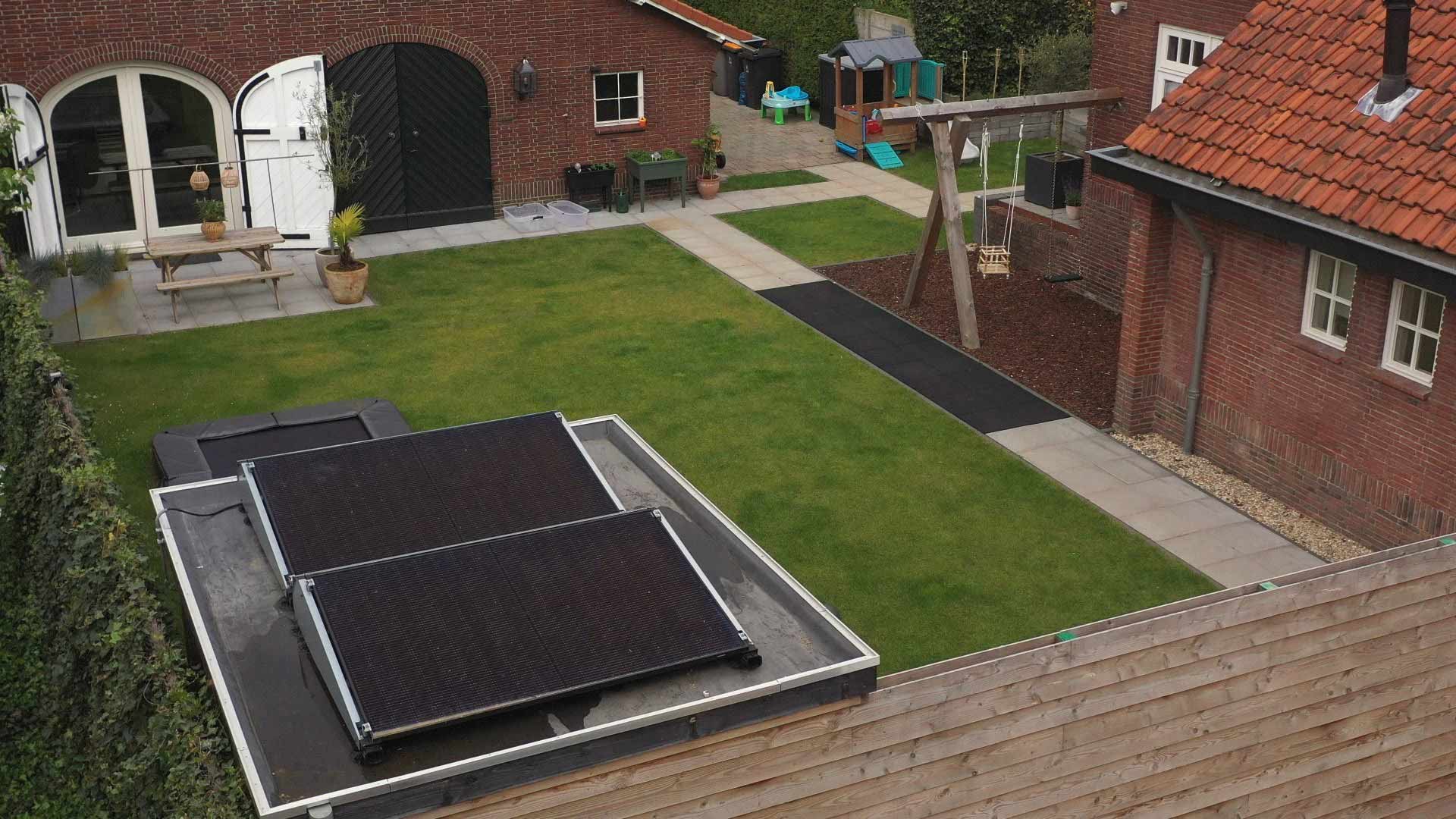 achtertuin met zonnepanelen schuur dak Newpower